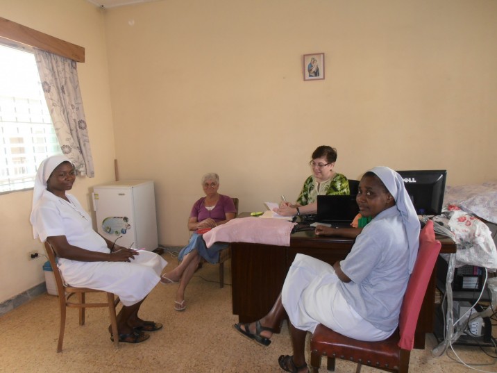 Hermanas Colette e Inca, Sor Begoña y la Hermana Florence, nueva Superiora de la Comunidad de Hermanas Hospitalarias en Monrovia.