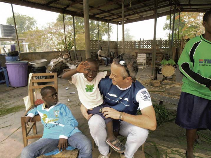 Mikel Tellaeche, con dos jóvenes pacientes del Centro de Salud Mental San Benito Menni de Dompoase.