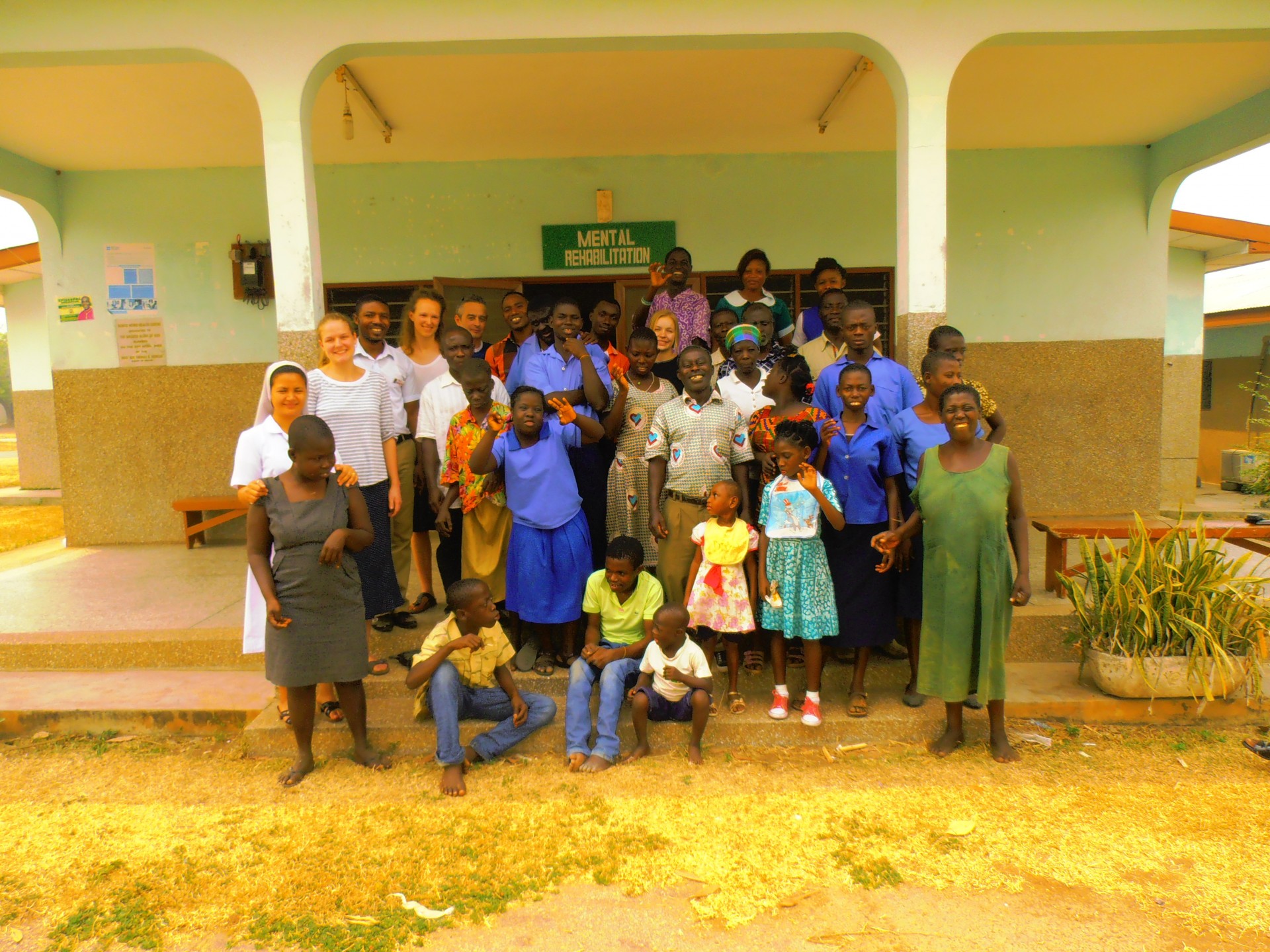 Hermanas, personal y pacientes del Centro de Salud San Benito Menni de Dompoase, Ghana