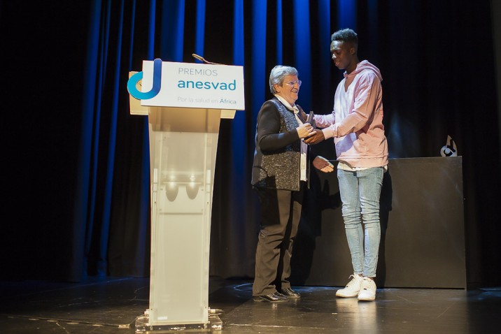 Iñaki Williams entrega el Premio Solidario de Anesvad a sor Monserrat Esparza