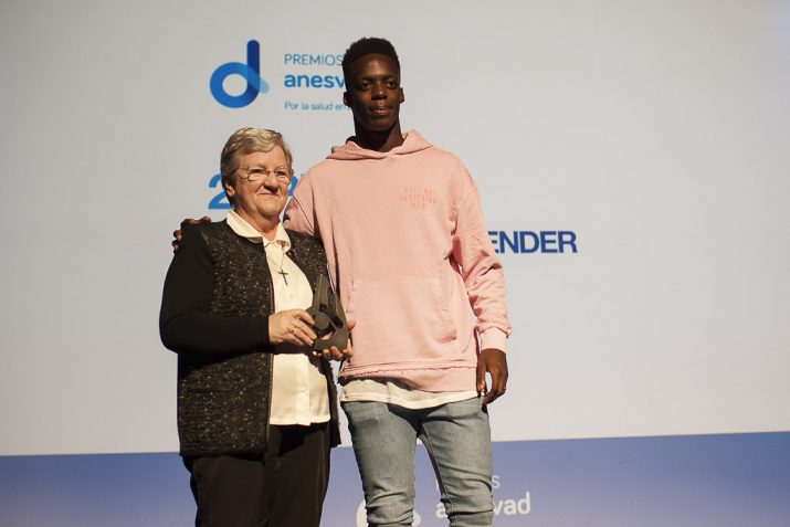 Iñaki Williams entrega el Premio Solidario de Anesvad a We Are Like You