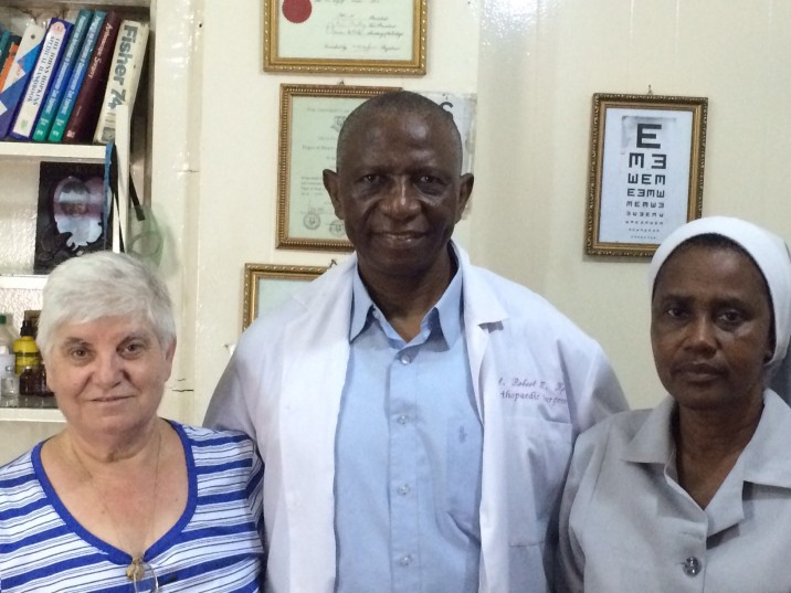 Dr. Robert Kpoto, cirujano ortopédico del antiguo Centro de Rehabilitación San Benito Menni de Monrovia 