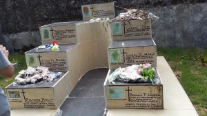 Monumento funerario en honor de los fallecidos por ébola en 2014