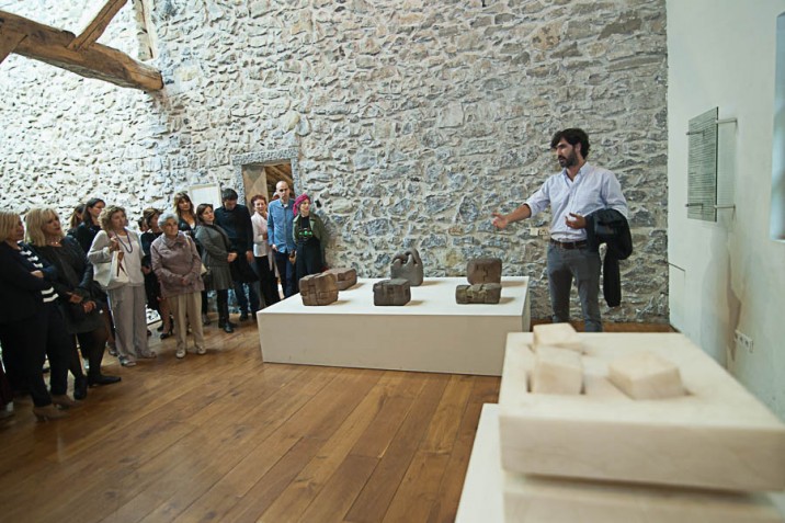 Mikel Chillida explicando obras de su abuelo, el escultor Eduardo Chillida