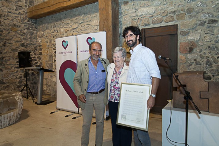 Luis Chillida y Mikel Chillida junto a la superiora de Hospital Aita Menni, Sor Monserrat Esparza