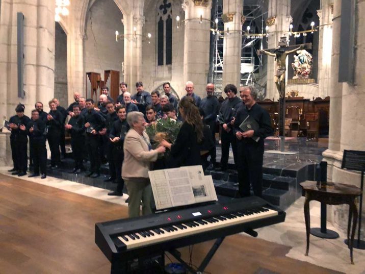 La Superiora de Hermanas Hospitalarias - Aita Menni, Sor Monserrat Esparza, felicita al Coro Easo por su actuación.