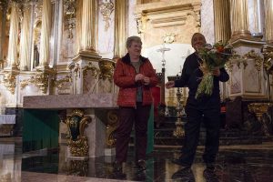 Sor Monserrat Esparza entrega un ramo en agradecimiento a la Parroquia de San Vicente Mártir de Bilbao