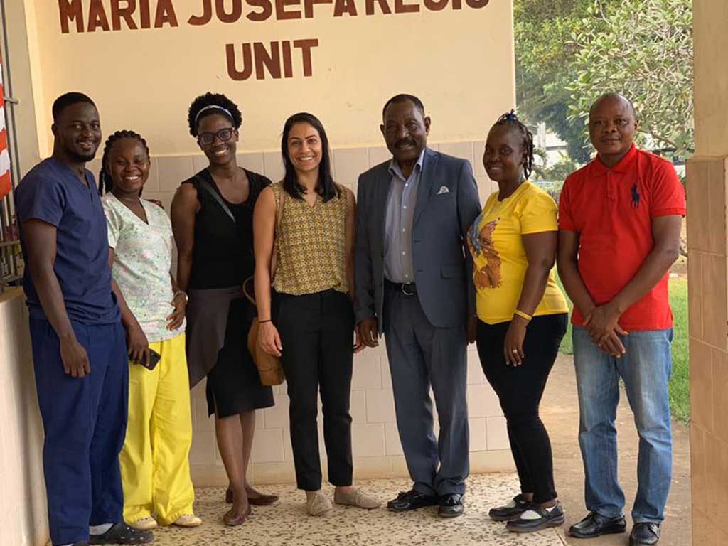 Las neurólogas estadounidenses, junto al Dr. Harris y personal del SBMMHC