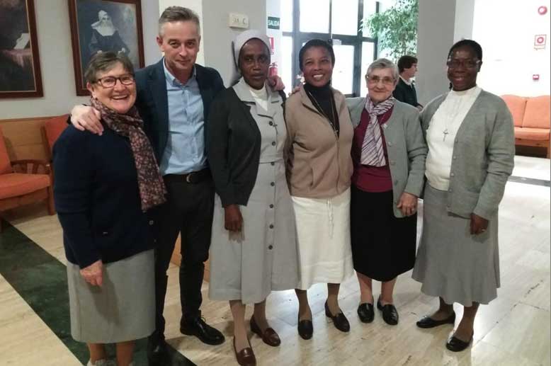 Sor Florence Adevor con Hermanas de la Provincia de Inglaterra y Mikel Tellaeche