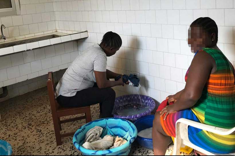 Dos pacientes de la Unidad, lavando su ropa