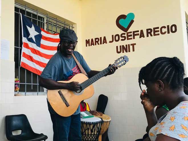 Emanda, músico terapeuta en el Saint Benedict Menni Mental Health Center