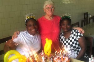 Sor Inca, con dos de las "cumpleañeras" de agosto.