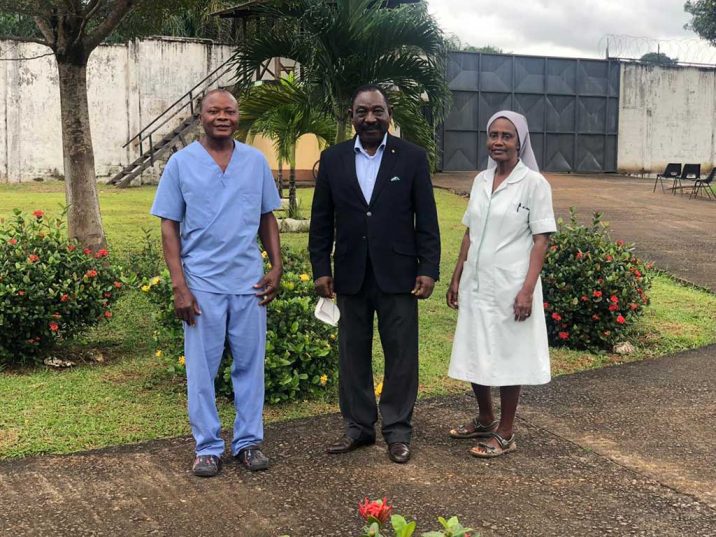 Timothy Dalieh, coordinador de la Unidad, Dr. Benjamin Harris y Sor Florence Adevor