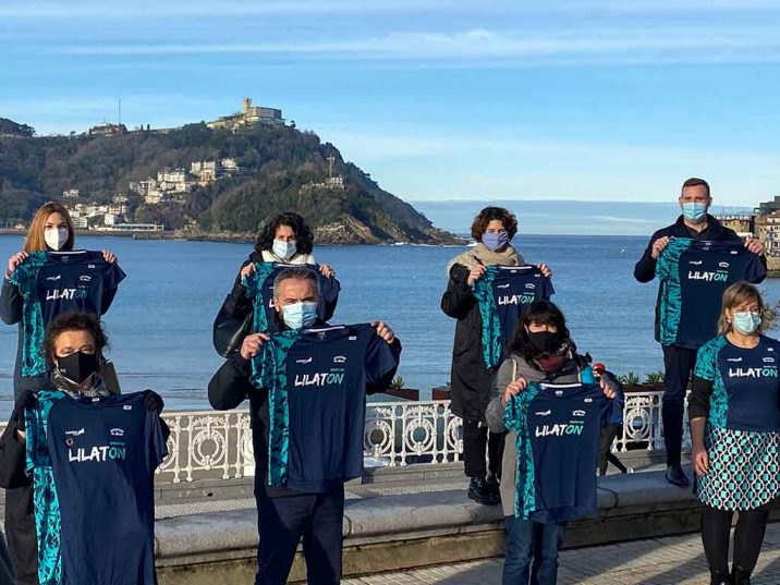 Representantes de la organización y los patrocinadores, con las camisetas de la Lilatón.