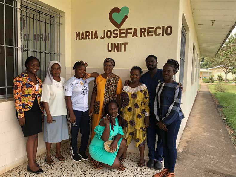 Algunas candidatas al programa, con nuestra Superiora y el enfermero de Salud Mental.