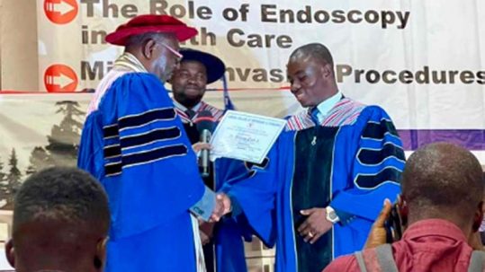 El Dr. Ziah recoge su diploma de graduación