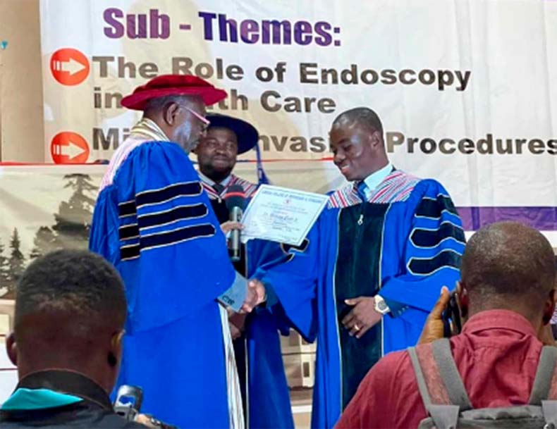 El Dr. Ziah recoge su diploma de graduación