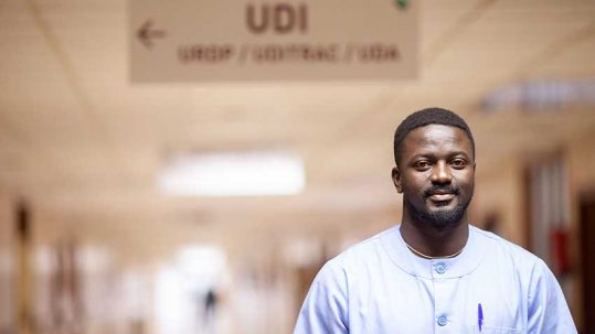 Ato Kwamena Sagoe, en el acceso de la Unidad de Discapacidad Intelectual del Hospital Aita Menni