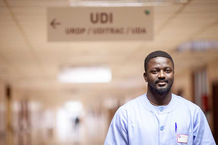 Ato Kwamena Sagoe, en el acceso de la Unidad de Discapacidad Intelectual del Hospital Aita Menni