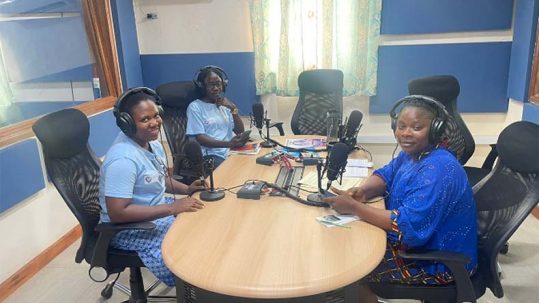 Participantes en el programa de Radio Maria Liberia sobre salud mental