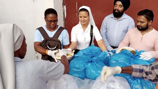 Las hermanas y Míster Jeet, con turbante sij, durante el reparto de comida