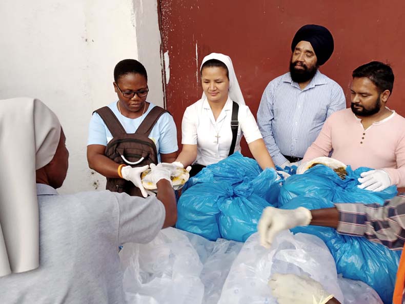 Las hermanas y Míster Jeet, con turbante sij, durante el reparto de comida