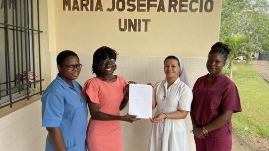 Nuestra Superiora, Sor Winnie Guyao, y Kelbriline Quaye-Saamoi, tras la firma del acuerdo