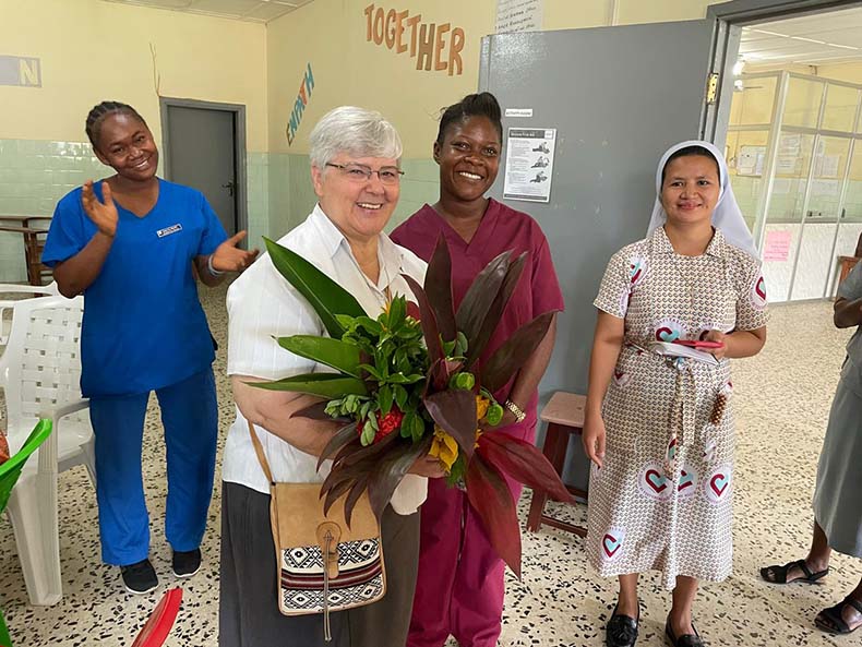 Sor Anabela Carneiro, General Superior of Sisters Hospitallers, reveives a bouquet of flower pon her arrival at our center