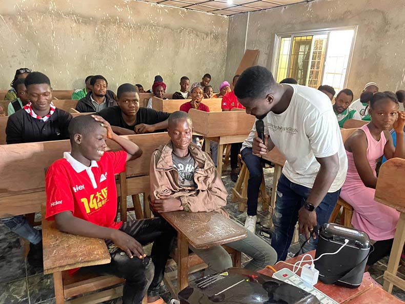 Nuestro coordinador, Ato Kwamena Sagoe, durante una de las sesiones informativas