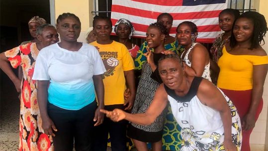 Nuestras pacientes, posando ante la bandera de Liberia
