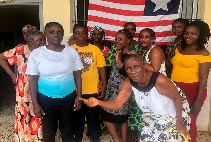 Nuestras pacientes, posando ante la bandera de Liberia