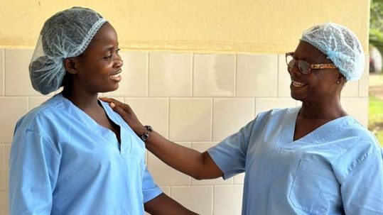 Dos enfermeras de salud mental en Liberia