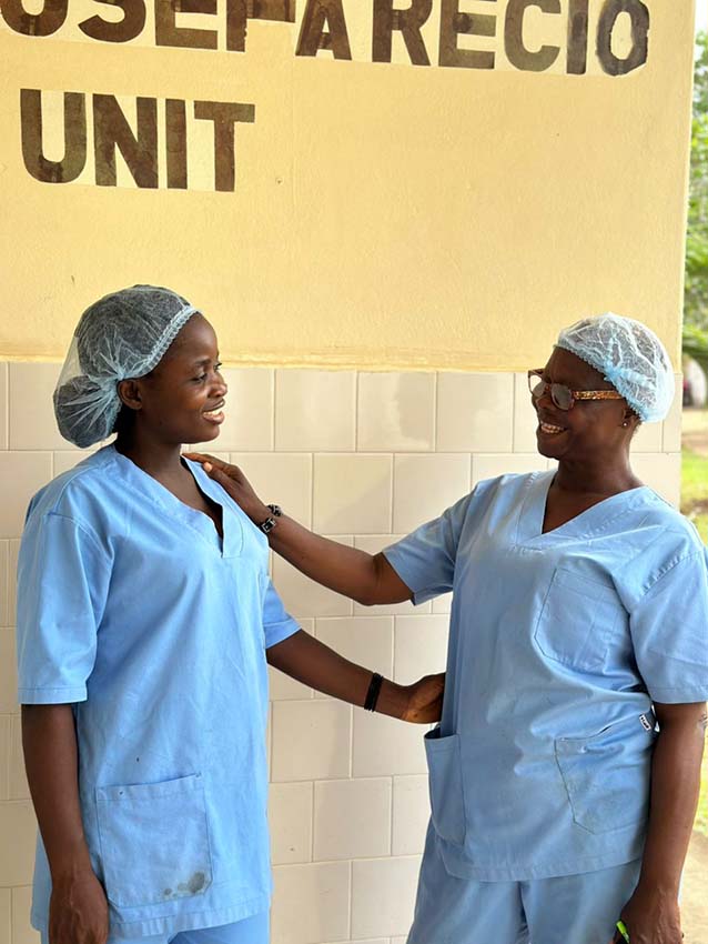 Dos enfermeras de salud mental en Liberia